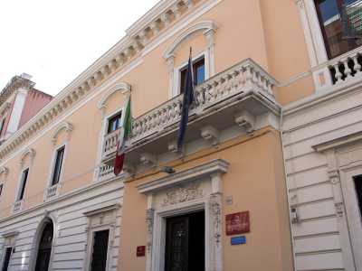 Lo Scacchi fu progettato dall�architetto Pietro Trotti come abitazione attorno al 1882 e si caratterizza con un prospetto elegante verniciato di giallo pallido e per le decorazioni antropomorfe e floreali del portale e il cornicione